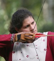 image of Dame Saehilder taking aim with her bow